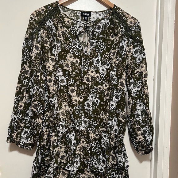 Women's Boho Blouse ANA A New Approach Size MT Green Floral W/Lattice Accent NWT - Picture 2 of 6